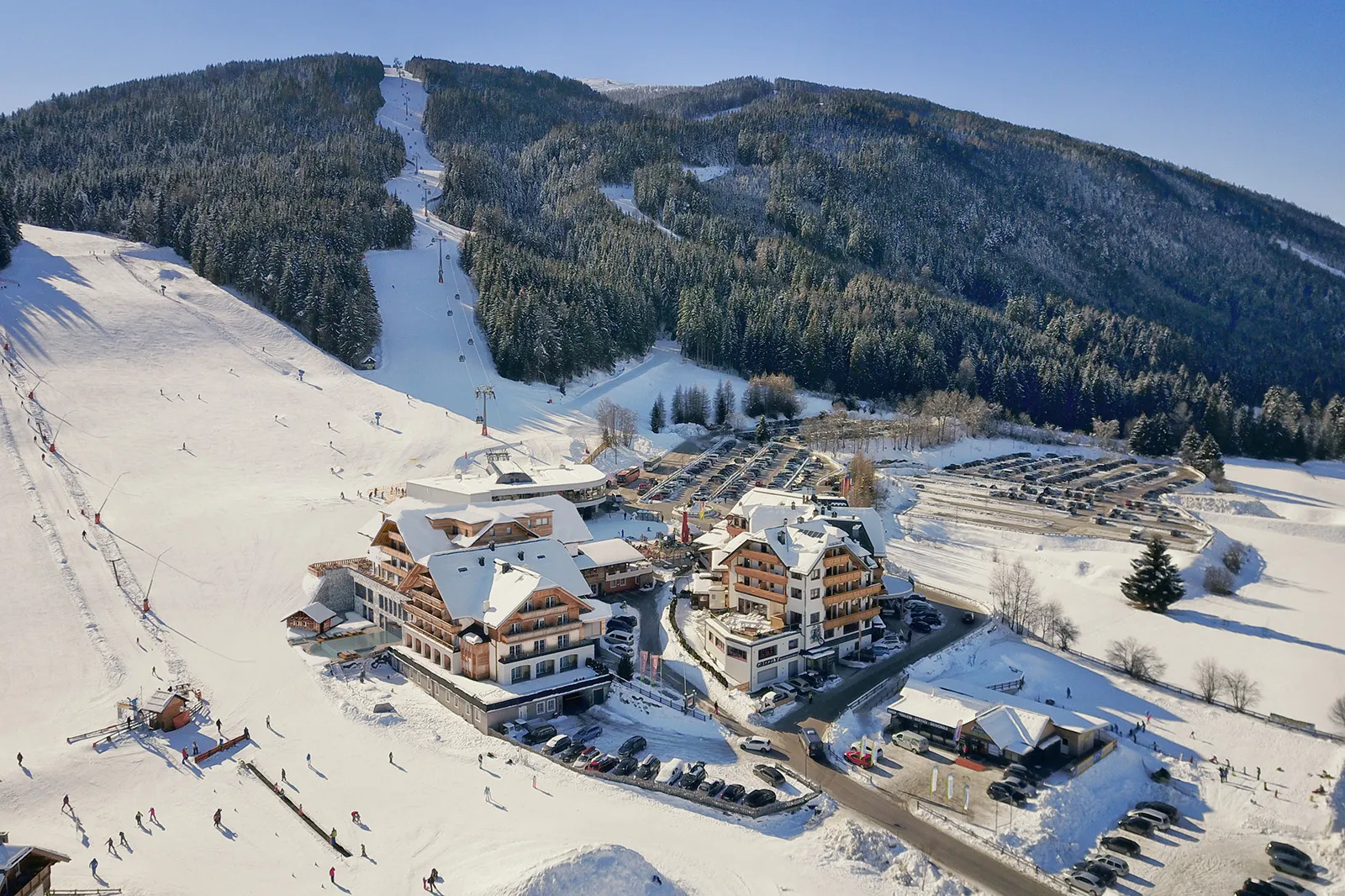 ALMGUT Mountain Wellness Hotel — Außenansicht 3D Visualisierung im Schnee mit Lungauer Berglandschaft