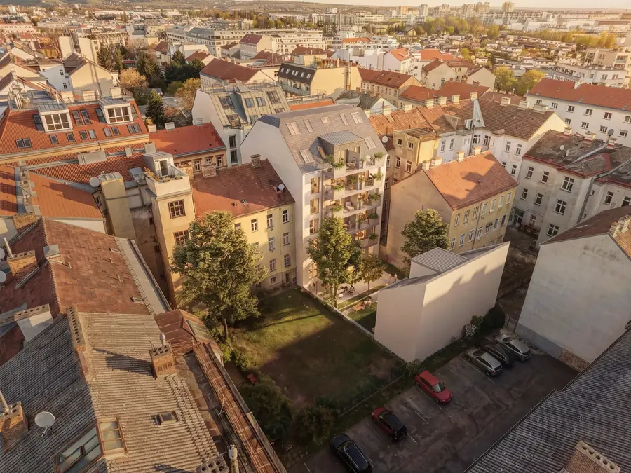 Drohnen-Fotomontage: Rendering eines Wohnbauprojekts, eingebettet in die reale Umgebung