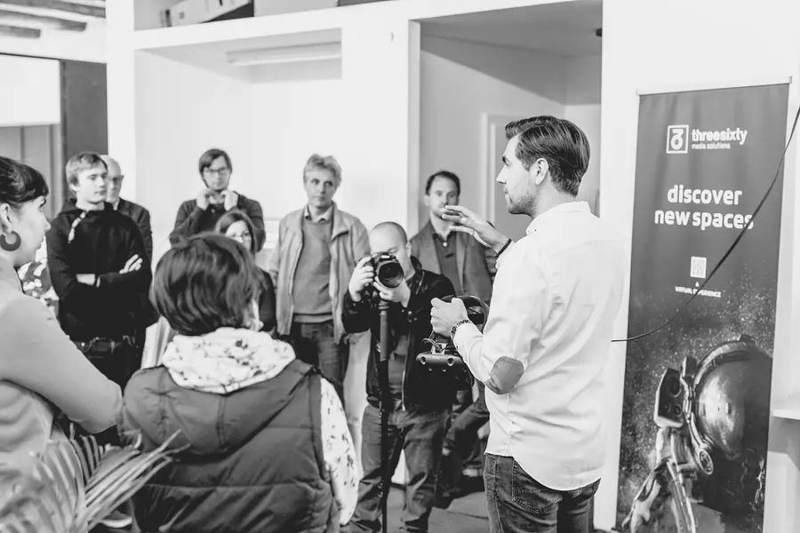 Philipp Hubmer präsentiert VR-Setup einer Delegation in Graz — threesixty media solutions Rollup im Hintergrund