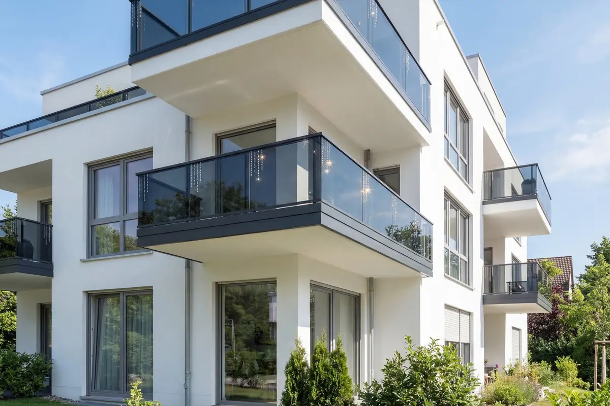 Leeb Balkone — Glasgeländer mit Kristalldekor am Mehrfamilienhaus, Produktvisualisierung