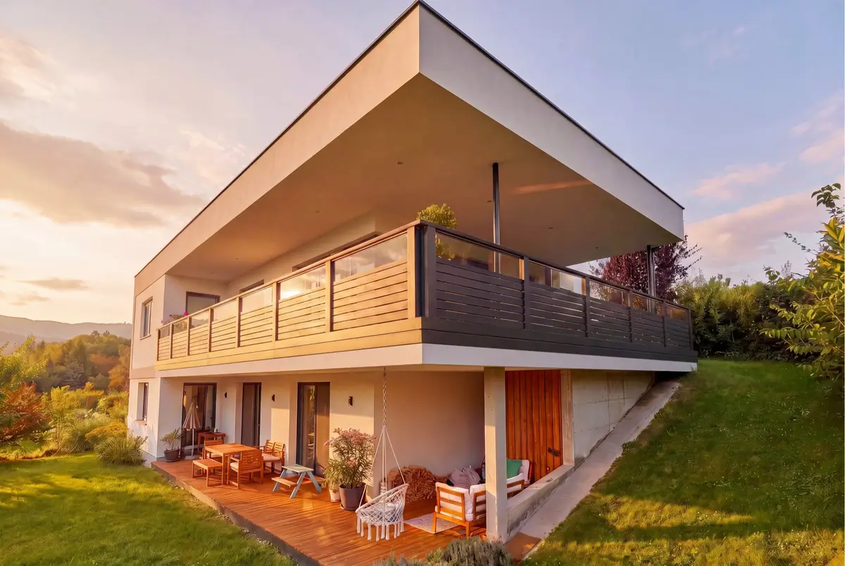 Leeb Balkone — Alu-Geländer in Holzoptik, Nahaufnahme Produktvisualisierung
