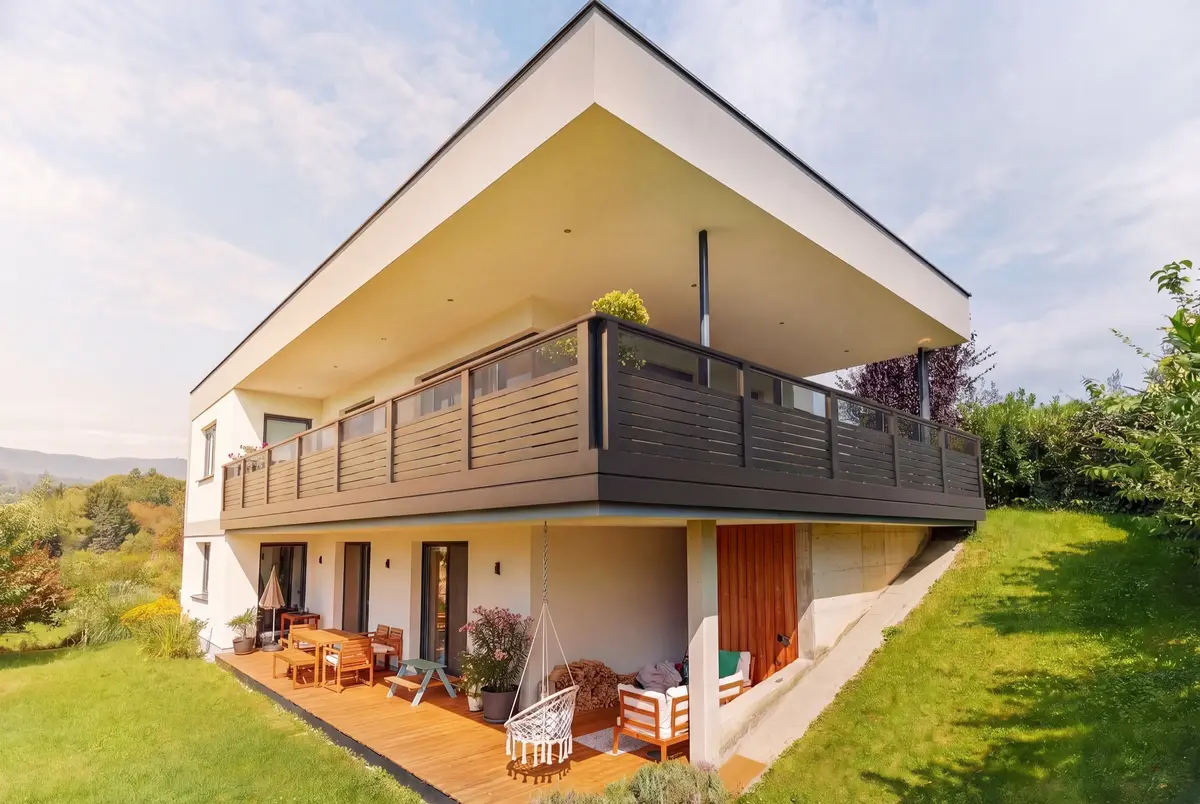 Leeb Balkone — Alu-Geländer in Holzoptik am Satteldachhaus, Produktvisualisierung