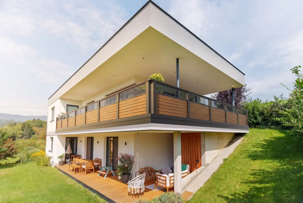 Leeb Balkone — Alu-Geländer in Holzoptik, Detailaufnahme Produktvisualisierung