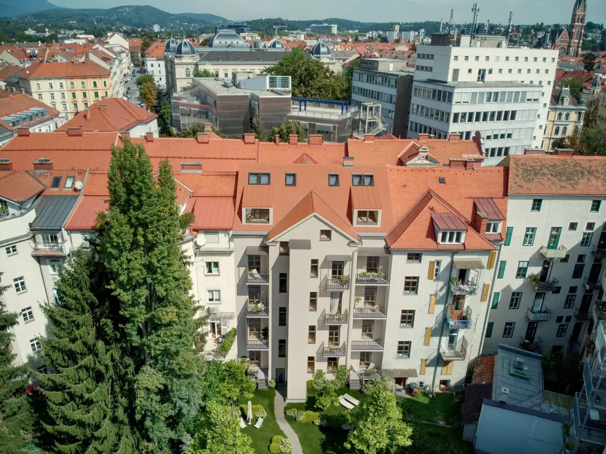 Mandellstraße 18 Graz — Drohnenaufnahme Hofseite mit Dachterrasse und Innenstadt-Skyline
