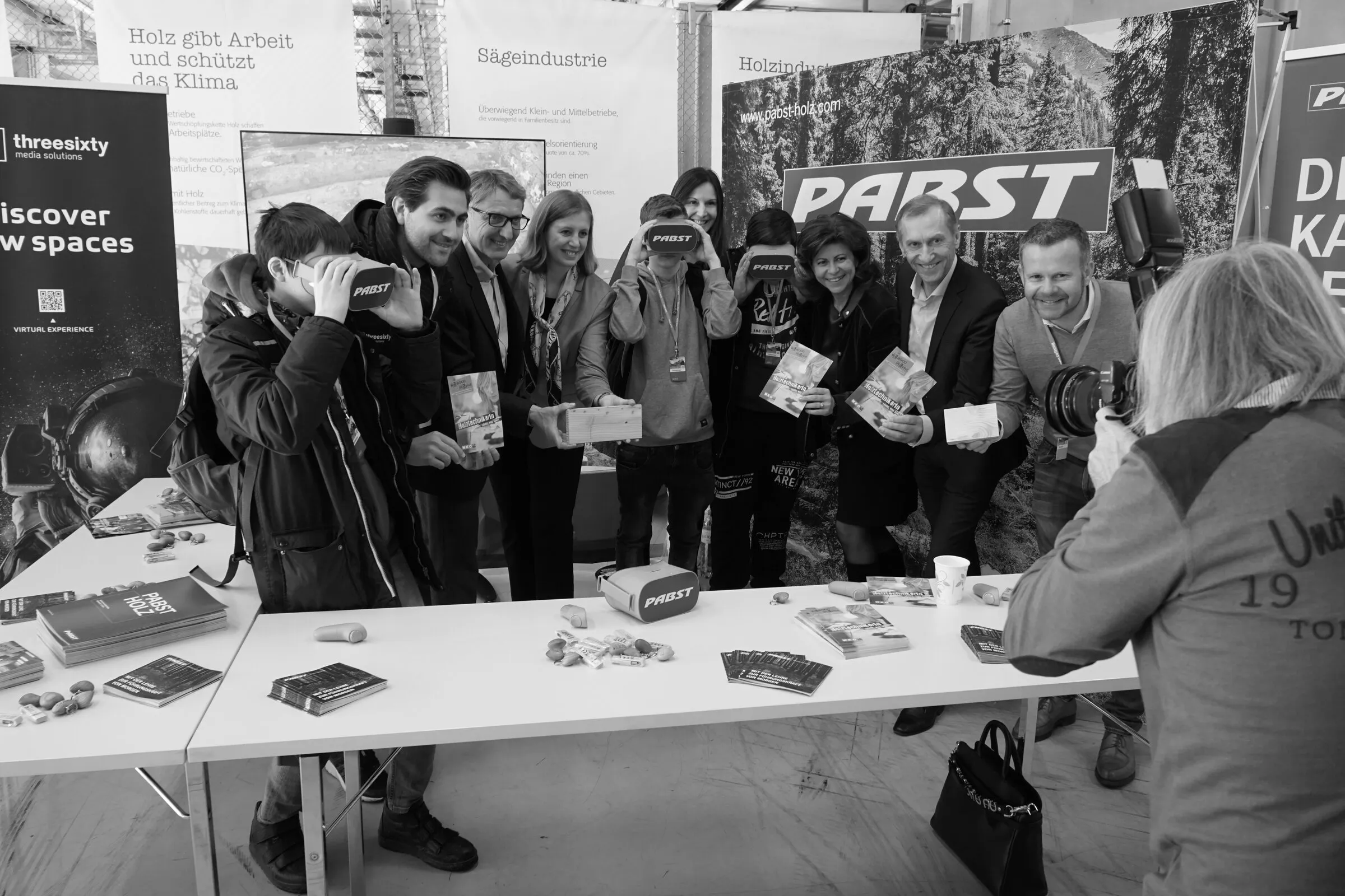 Pabst Holzindustrie Messestand mit threesixty.at-Branding — Gruppen-VR-Demo