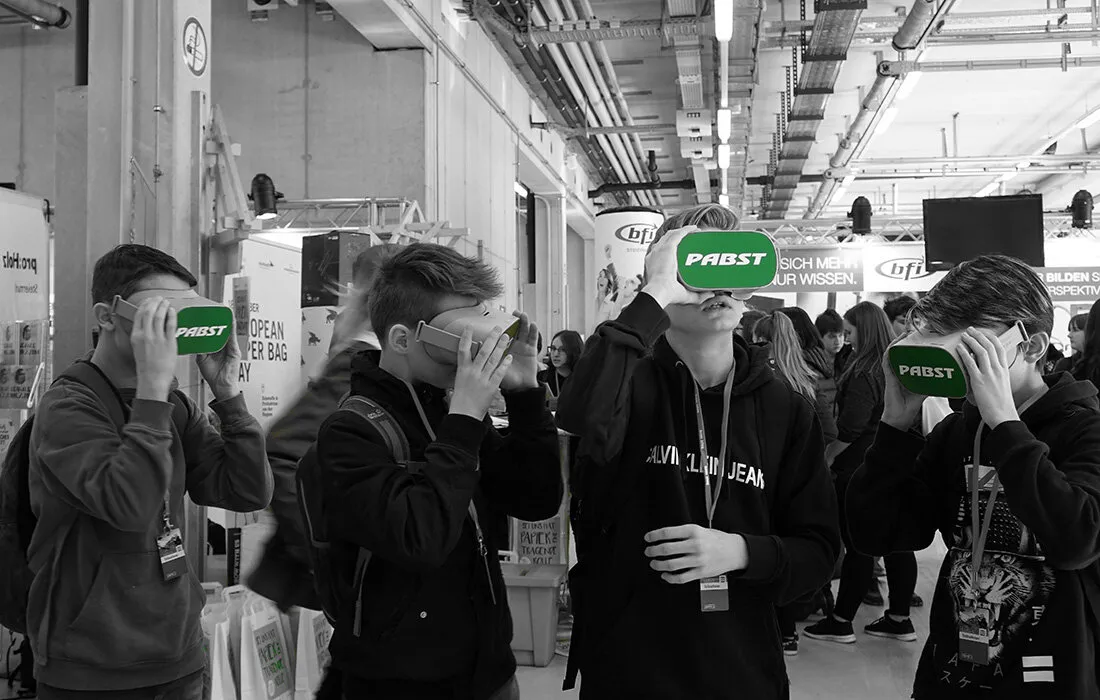 Pabst Holzindustrie 360° — Schüler:innen testen das Cardboard-VR-Erlebnis am Jobtech-Stand