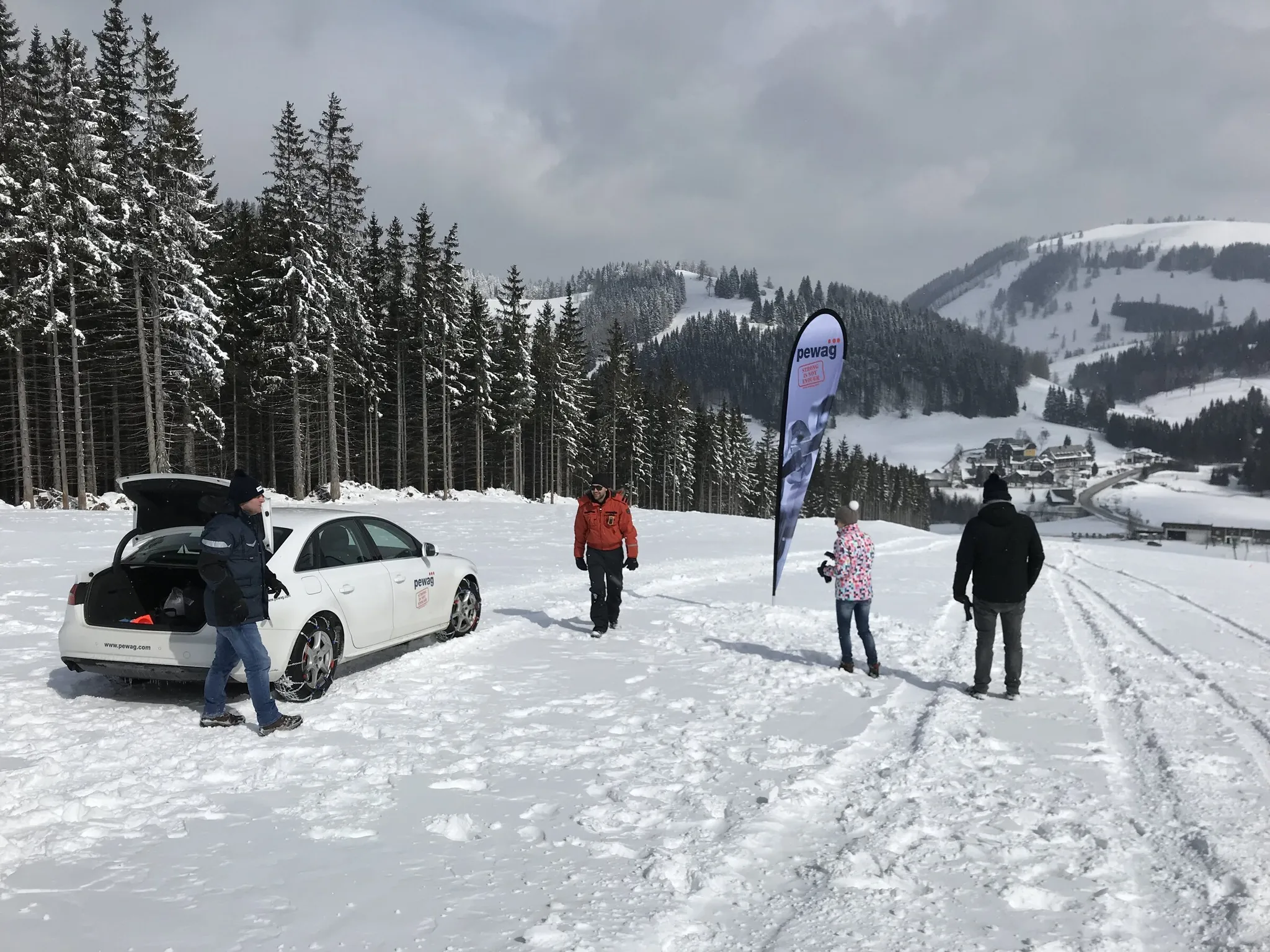 Pewag Servo — Schneetest-Event, gebrandetes Testfahrzeug auf Schneepiste