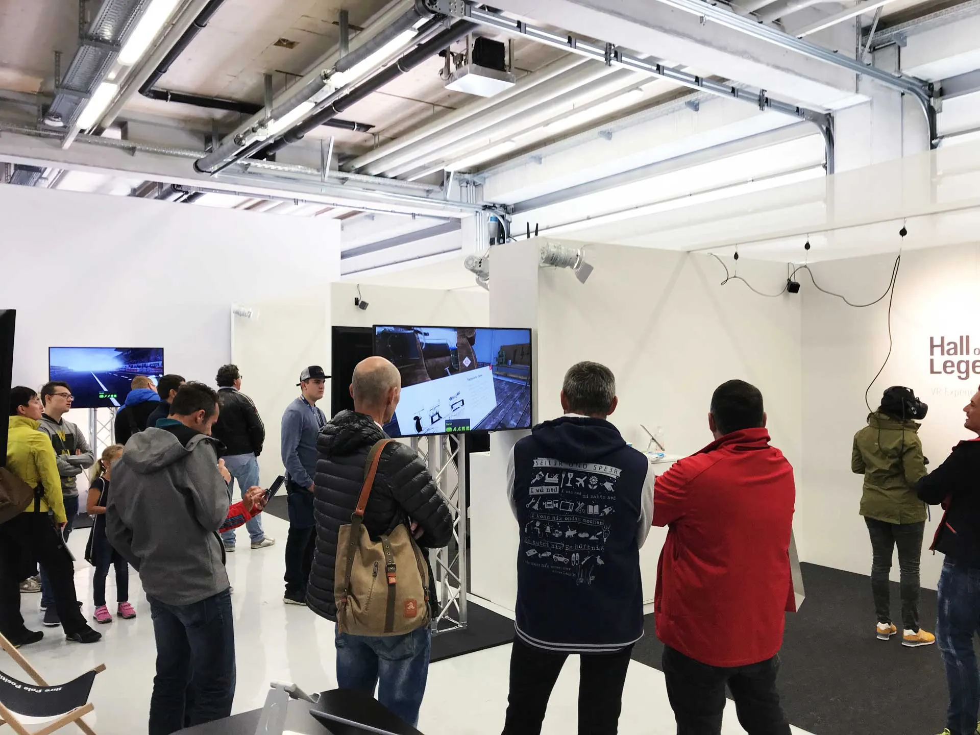 Porsche Hall of Legends VR Experience — Besucher mit VR-Brillen am Red Bull Ring