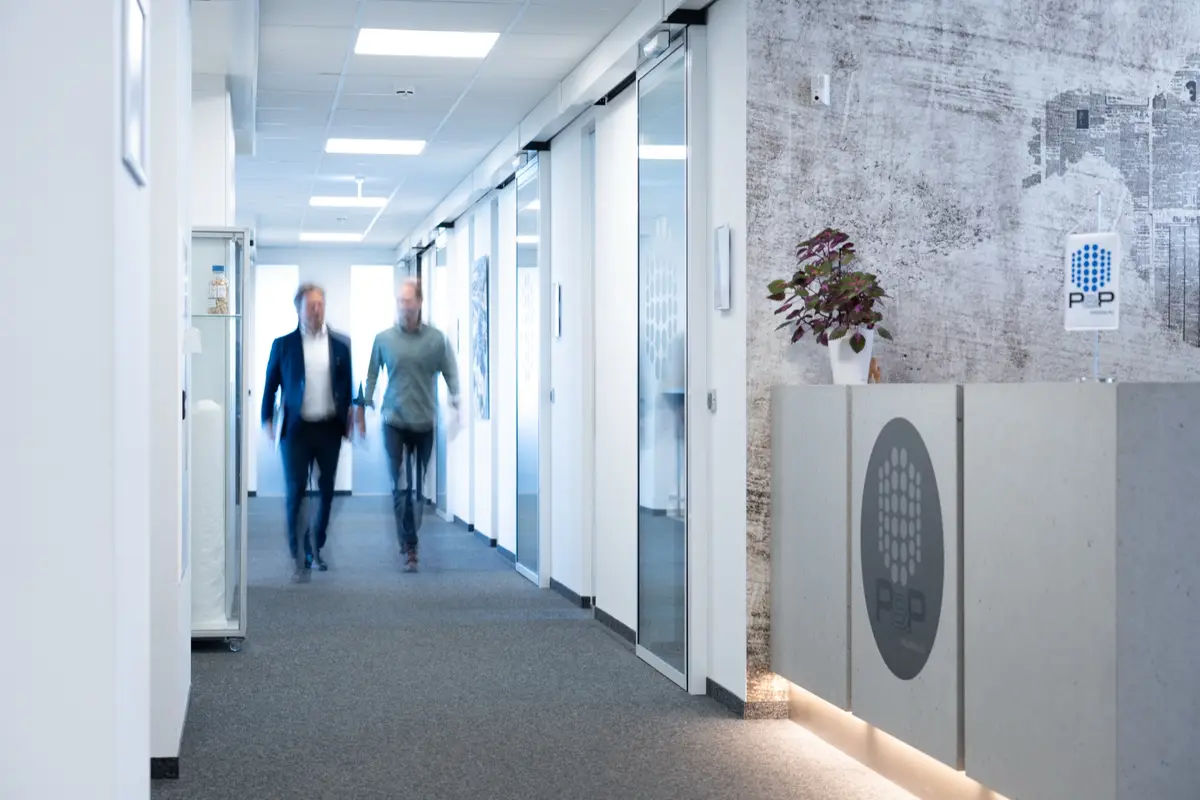 P&P Industries — Bürogang mit Markenauftritt