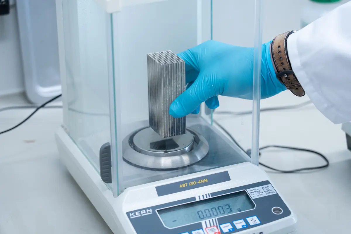 P&P Industries — Laborwaage mit Katalysator-Probe