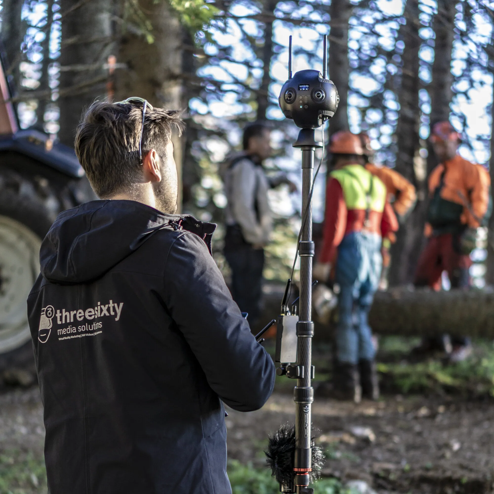 Waldverband 360° Video — Dreh mit 360°-Kamera-Rig im Wald, Förster und Forstmaschinen im Hintergrund